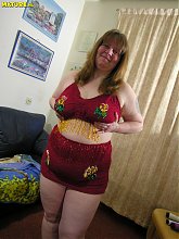 Mature chunky slut sucking and playing